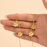 Personalized necklace with the pet's name and paw prints