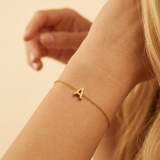 Gold-plated bracelet with a letter from A to Z – personalized jewelry with an initial